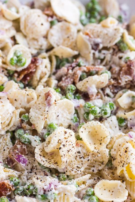 A large bowl with creamy pasta salad with bacon, red onion, and peas Orecchiette Pasta Salad, Carbonara Pasta Salad, Carbonara Salad, Pasta Salad Bacon, Creamy Pasta Salad Dressing, Pasta Salad With Bacon, Chicken And Bacon Carbonara, Chicken Carbonara Pasta, Carbonara Pasta Creamy