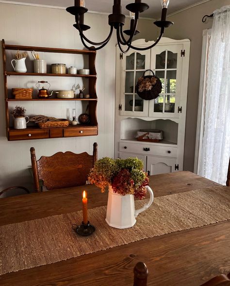 Quaint Dining Room, Vintage Country Dining Room, Cottage Core Living Rooms Vintage, Den And Dining Room Combo, Pioneer House Interior, Vintage Kitchen Table Decor, 1800 Home Decor, Vintage Style Kitchen Ideas, Grandma Core Dining Room