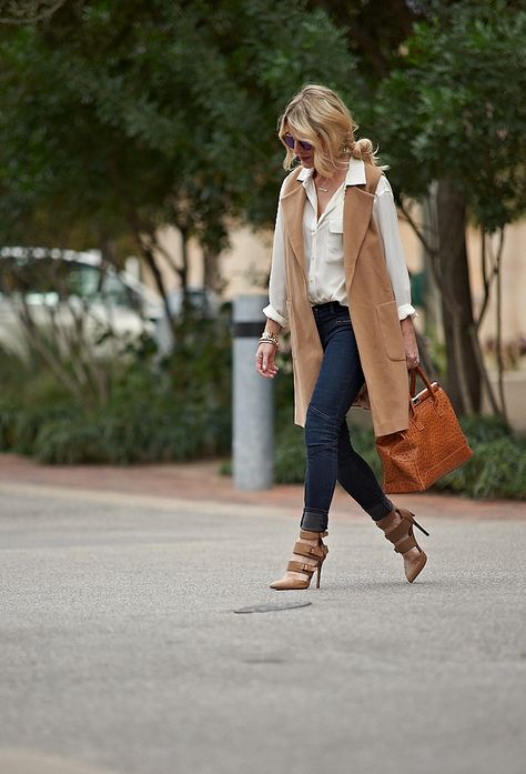 How To Wear Long Sleeveless Coat or Vest Erin Busbee waysify Long Vest Outfit, Long Sleeveless Vest, Vest Outfits For Women, Trench Vest, Winter Date Night Outfits, Mode Rose, Sleeveless Coat, Long Vests, Vest Outfits