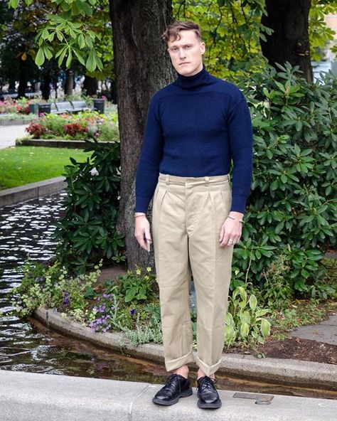 Vintage-military-suiting aesthetic with pleated high waist chino and turtleneck. Hollywood Waist Pants Men, Pleated Chinos Men, High Waisted Jeans Outfit Men, Chino Pants Men Outfits, Mens High Waisted Trousers, Chinos Men Outfit, Ghost Outfit, Working Outfit, High Waisted Jeans Outfit