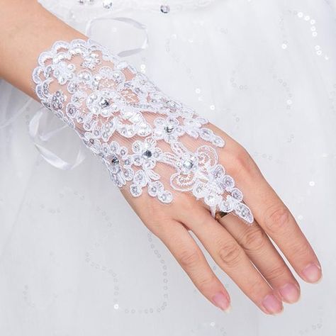 Gants de mariée avec laçage Gants en couleur blanche [#ROBE2013637] - robedumariage.com Wedding Gown, Diamond Bracelet, Wedding Gowns, Bracelet