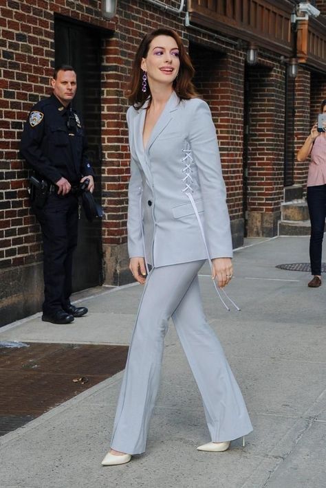 Womens Suits Business Power Dressing, Power Suits For Women, Anne Hathaway Style, Black Leggins, Lawyer Outfit, Womens Suits Business, Winter Outfit Inspiration, Power Dressing, Classy Fashion