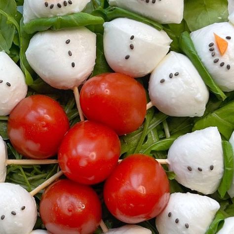 Sine Siemkowicz on Instagram: "SNOWMAN STICK PLATTER ⛄️⛄️⛄️ Grape tomato and bocconcini snowmen with basil. For the full instructions head to my website (link in bio) or search ‘SNOWMAN STICK PLATTER’. #christmasfood #holidayrecipes #christmas #christmasplatter #beautifulcuisines #foodcraft" Snowman Party Food, Snowman Party, Smart Food, Caprese Skewers, Christmas Platter, Food On Sticks, Amazing Appetizers, Veggie Tray, Edible Food