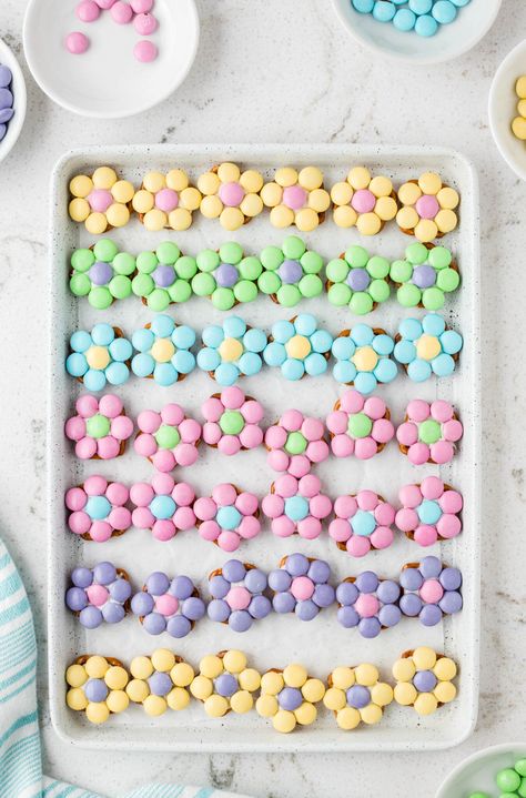 Welcome spring with these fun Flower Pretzels Bites! With only 3 ingredients they are the perfect treat to make with your kids. The perfect sweet and salty treat that are bright and cheerful. A great treat for Easter, spring or Mother's Day! Easter Pretzel Treats, Pretzels Bites, Easter Pretzel, Easter Rice Krispie Treats, Easter Dessert Table, Candy Wafers, Pretzel Treats, Easy Easter Desserts, Dessert Recipes For Kids