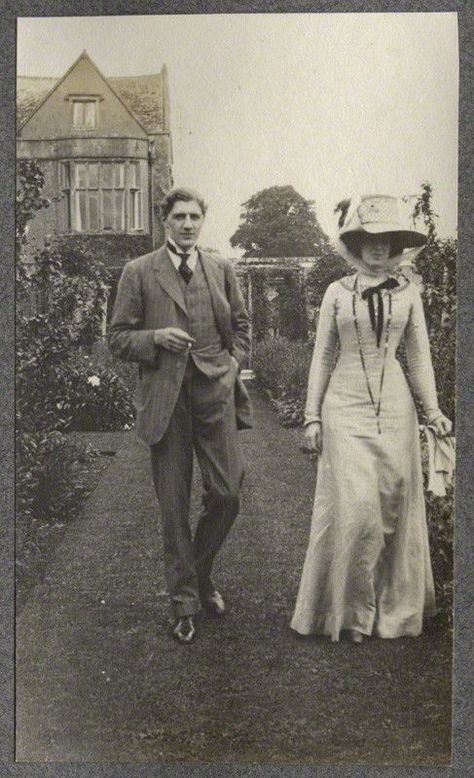 Stroll Era Victoria, Old Photography, National Portrait Gallery, Edwardian Era, Edwardian Fashion, Vintage Portraits, Historical Costume, Portrait Gallery, White Photo