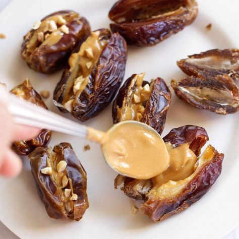 Snickers Dates | Donut follow the Crowd Snicker Dates Recipe, Date Snickers Bars, Snicker Dates, Fit Snickers, Snickers Dates, Roadtrip Snacks, Date Snickers, Raw Chocolate Recipe, Healthier Snacks