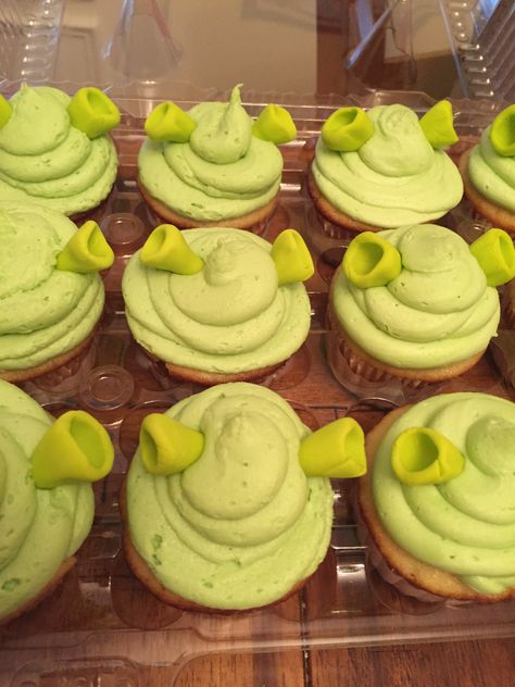 Swamp Cupcakes, Shriek Party Theme, Shrek Desserts, Shrek Snacks, Shrek Themed Food, Shrek Bachelorette Party, Shrek Cupcakes, Shrek Party Ideas Decoration, Shrek Food