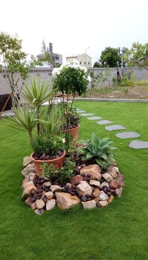 Small Garden Design Ideas Low Maintenance, Diy Rock Garden, Stone Flower Beds, Cheap Landscaping Ideas, Pathway Landscaping, Rock Garden Design, Rock Garden Landscaping, Salalah, Front Yard Garden