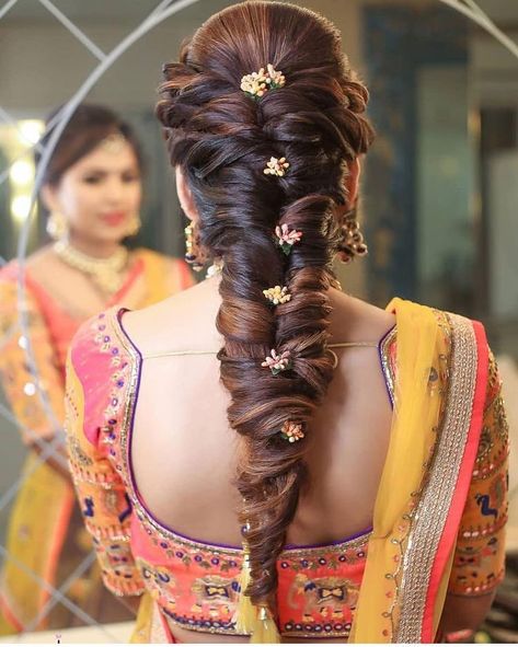 The Messy Braid for the Summer bride😍 . .  Looking to Hire your Favourite Makeup Artist? . . . @the_makeoverz Hire Your Favourite Make-up… Wedding Hairstyles Updo Messy, Ponytails Hairstyles, Updo Messy, Hairstyles For Indian Wedding, Mehndi Dress, Curled Hair, Hairdo Wedding, Indian Wedding Hairstyles, Simple Wedding Hairstyles