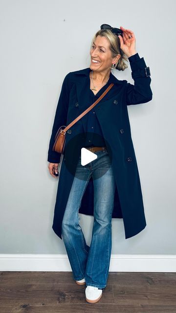 Jeans With Coat Outfit, Smart Jeans Outfit, Coatigan Outfit, Old Adidas, Smart Casual Look, Jean Trench Coat, Navy Trench Coat, Jeans Outfit Winter, Navy Coat