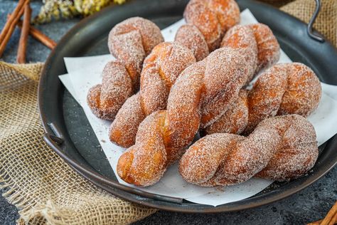 A recipe for Kkwabaegi (Korean Twisted Doughnuts)! These yeast-based doughnuts are twisted, deep-fried, and coated in cinnamon sugar. Vegetable Dumplings, Chicken Wontons, Cinnamon Sugar Donuts, Seasoned Rice, Smash Burger, Vanilla Custard, Meat Sauce, Vegetarian Options, Rice Cakes