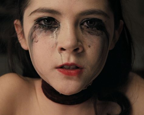 Orphan Costume, Isabelle Furhman, Esther Coleman, Orphan Movie, Es Pennywise, Isabelle Fuhrman, Lorraine Warren, Scary Films, Scary Movie Characters