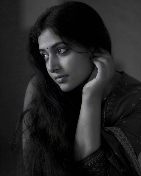 Anu Sitara, Black And White Photography Portraits, Anu Sithara, Indian Women Painting, Saree Poses, Portrait Photography Women, Indian Photoshoot, Self Portrait Poses, Stylish Photo Pose