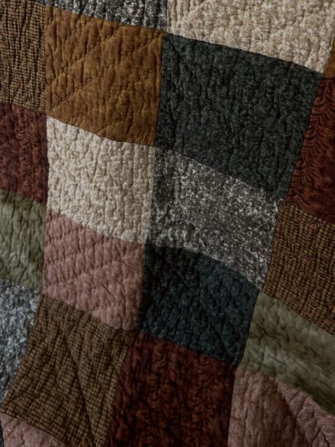 🍂🪑🧺 Earthy Quilt Color Schemes, Dark Academia Fabric, Dark Quilts Ideas, Earthy Quilt, Dark Academia Quilt, Dark Academia Bedding, Aesthetic Quilts, Cottage Core Quilt Patterns, Dark Academia Bed Quilt