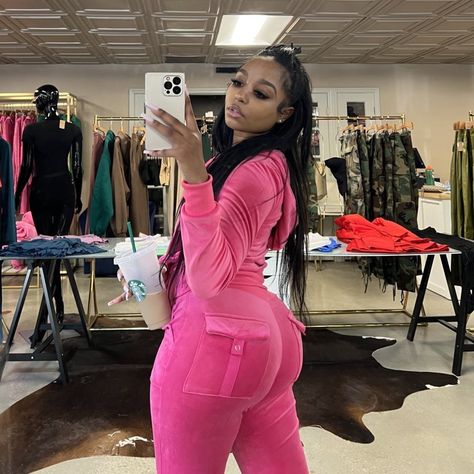 Juicy Couture Track Suit Black Women, Juicy Couture Pink Aesthetic, Juicy Couture Track Suit Aesthetic, Pink Juicy Couture Track Suit, Juicy Couture Aesthetic, Juicy Couture Track Suit, Juicy Couture Clothes, Streetwear Lookbook, Track Suits Women