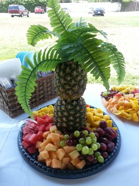 Jungle Theme Fruit Platter, Food Ideas On A Budget, Backyard Luau, Graduation Party Food Ideas, Graduation Party Food, Jungle Theme Birthday Party, Deco Fruit, Gaming Birthday, Baby Shower Safari Theme