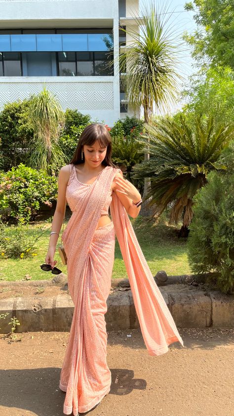 Farewell Sarees For Short Height, College Fairwell Saree, Pink Saree For Farewell, Saree For Traditional Day In College, Saree For Girls Farewell College, Ethnic Day Saree Outfits College, Farewell Sarees Colleges Chiffon, Freshers Saree Look, Saree For Freshers Party In College