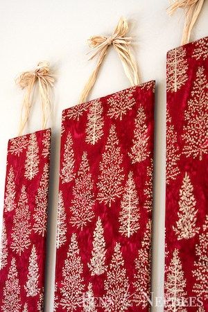 Give you walls a festive makeover for the holiday season with these DIY Christmas Wall Decor Ideas. From christmas wall art to wall hanging christmas trees, there are plenty of DIY Christmas decorations for the wall to choose from.  You will find ideas for wood wall signs, christmas art, gallery walls, and more. There are wall Christmas decor ideas to match any home decor style including rustic, modern, farmhouse and more. Diy Christmas Wall, Christmas Decor Diy Cheap, Cheap Christmas Diy, Red And White Christmas, Christmas Wall Art, Christmas Wall, Noel Christmas, Holiday Diy, Christmas Deco