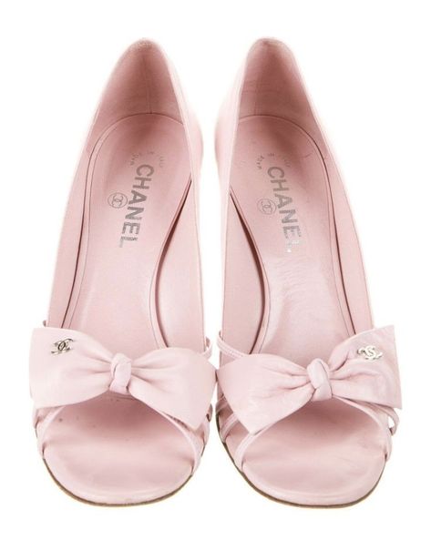 Chanel Rose, قلادات متدلية, Gossip Girls, Dr Shoes, Bow Pumps, Pink Chanel, Retro Mode, Girly Shoes, Shoe Inspo