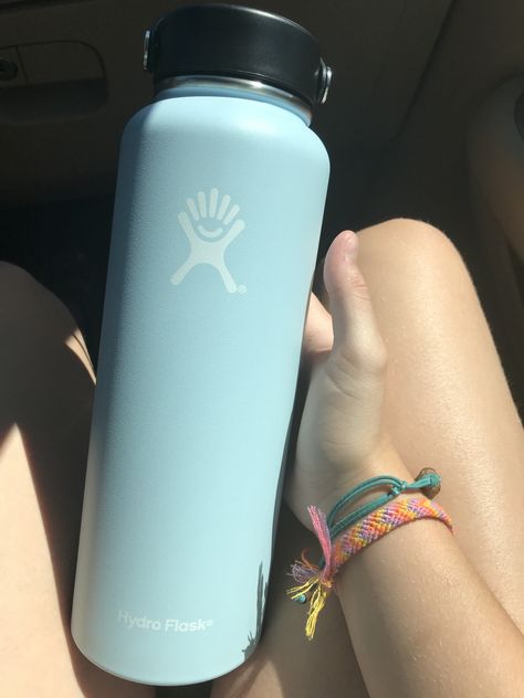 Hydroflask Aesthetic, Summer Vision, Trendy Water Bottles, Amazon Clothes, College Girl, Hydro Flask, Clean Girl, Aesthetic Photography, Flask