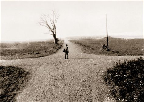 Stephen Vaughan. USA. Joe MORTON on location for the film 'Crossroads'. 1986 Look At This Photograph, Advanced Photography, Robert Johnson, Research Images, Southern Gothic, Image Bank, Music Images, Cool Woodworking Projects, Photography Workshops