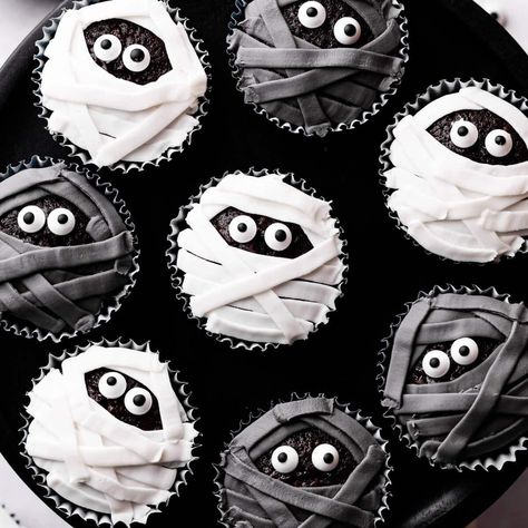 Halloween Mummy Cupcakes Halloween Mummy Cupcakes, Decorative Icing, Mummy Cupcakes, Halloween Cupcakes Decoration, Fun Halloween Desserts, Deco Cupcake, Halloween Potluck, Halloween Food Cupcakes, Spooky Halloween Treats