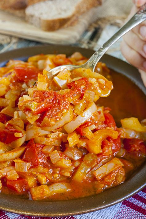 Lecsó is sort of the Hungarian version of the French ratatouille. It is a super easy tomato and pepper stew you can stir up in one pot within 30 minutes. If you would like to eat Lecsó EXACTLY how Hungarians eat it, you should try this recipe. Hungarian Sweet Pepper Recipes, Hot Hungarian Peppers Recipes, Hungarian Peppers, Vegan Hungarian Recipes, Hungarian Lecso Recipe, Recipe Using Tomatoes, Sweet Pepper Recipes, Hungarian Cuisine, European Cuisine