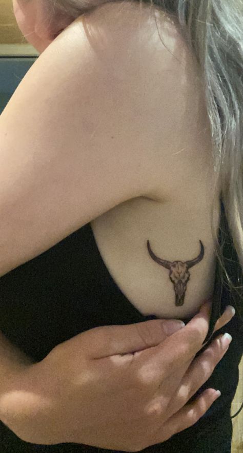 Bull Skull Rib Tattoo, Bull Skull Tattoo Placement, Bull Rib Tattoo, Akubra Tattoo, Bull Hand Tattoo, Long Horn Tattoo Ideas, Usa Tattoo Ideas, Long Horn Tattoo For Women, Western Back Tattoo