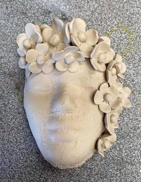 Clay sculpting idea for decoration Masks Ceramic Ideas, Pottery Bust Sculpture, Clay Art Masks, Clay Masks Ceramics Faces, Plaster Face Mask Art, Clay Face Mask Sculpture, Plaster Mask Designs, Mask Clay Art, Ceramics Mask Ideas