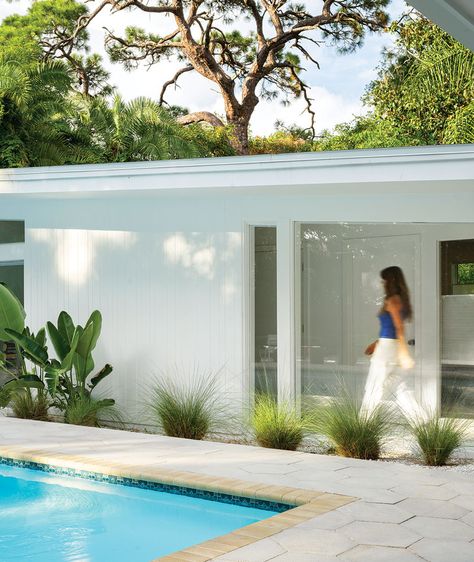 Mid Century Modern Pool Design, White Midcentury Modern House Exterior, Florida Mid Century Modern Home, Mid Century Pool Tile, Modern Florida Home Exterior, White Mid Century Modern Exterior, Palm Springs House Exterior, Midcentury House Exterior, Old Florida Home