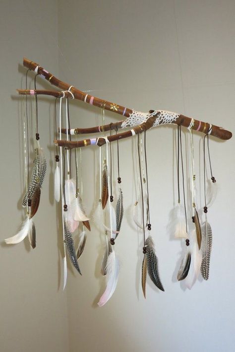 Feather Mobile, American Stuff, Feather Crafts Diy, Driftwood Mobile, Feather Cards, Native American Decor, Driftwood Art Diy, Dream Catcher Craft, Deco Nature