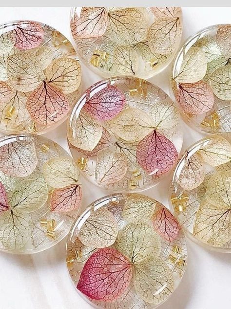 Flower Resin Jewelry, Resin Crafts Tutorial, Diy Resin Projects, Resin Jewelry Diy, Resin Jewelry Making, Popsicle Stick Crafts, Epoxy Resin Crafts, Epoxy Resin Art, Resin Jewellery