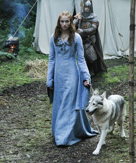 What Sansa Stark's Style Evolution Says About Her Fate On Game Of Thrones #refinery29 https://www.refinery29.com/en-us/2019/04/230481/game-of-thrones-sansa-stark-style-evolution Sansa Stark Costume, Roman Books, Game Of Thrones Sansa, Tom Wlaschiha, Game Of Thrones Costumes, Game Of Thrones Series, Rose Leslie, Lena Headey, Dire Wolf