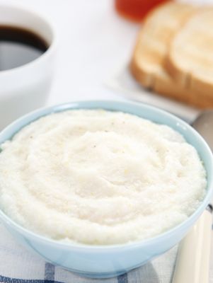 Cream cheese and sour cream work together to make these the creamiest grits ever! Breakfast Grits, Grits Breakfast, Quick Grits, Instant Grits, Grit Cakes, How To Cook Grits, Creamy Grits, Grits Recipe, Cheese Grits