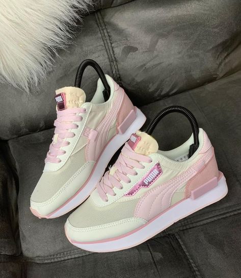 Pretty Shoes Sneakers, Hype Shoes, Swag Shoes, Pretty Shoes, Shoe Lover, Sneaker Head, Tennis Shoes, Cute Shoes, White Sneaker