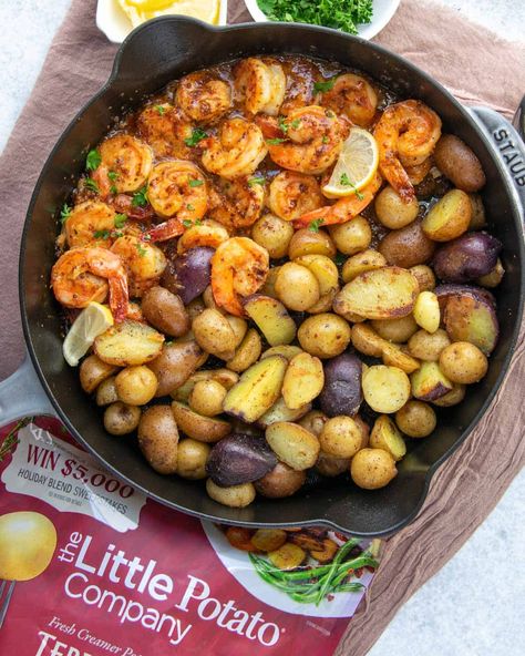 top view shrimp and potatoes in skillet Shrimp And Potatoes Recipes, Shrimp And Potatoes, Potatoes Healthy, Potatoes Skillet, Creamer Potatoes, Fitness Meals, Healthy Fitness Meals, Food Coma, How To Cook Shrimp