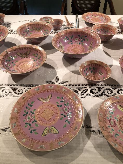 Peranakan table setting on display at the Peranakan Museum in Singapore. Pottery Museum, Plate Setting, Antique Dishes, Keramik Design, Pretty Plates, Dream House Interior, Dream House Decor, Home N Decor, Kitchen Stuff