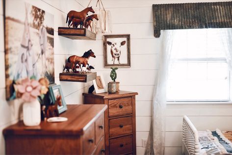 Paisley + Scout’s Cowgal Bedroom Tour | Farm Girl Girls Western Bedroom, Cowgirl Bedroom Ideas, Girl Horse Room, Horse Girls Bedroom, Horse Themed Bedrooms, Cowgirl Bedroom, Farm Bedroom, Cowgirl Room, Horse Room