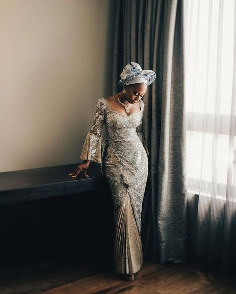 Aso Oke Fascinator, Aso Oke Dress Styles, Aso Oke Gown Styles, Aso Oke Dress, Yoruba Wedding Dress, Nigerian Traditional Dresses, Nigerian Wedding Dresses Traditional, Yoruba Bride, Nigerian Wedding Dress