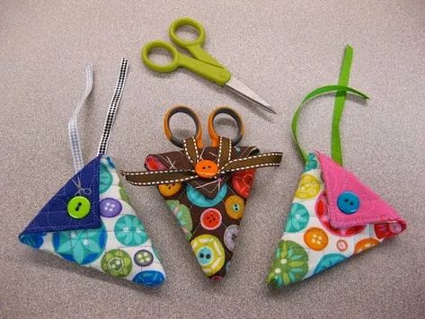 Scissor Cover, Scissor Case Tutorial, Scissor Case Pattern, Scissor Pouch, Scissors Case, Moda Bake Shop, Scissor Holders, Charm Squares, Quilter Gifts