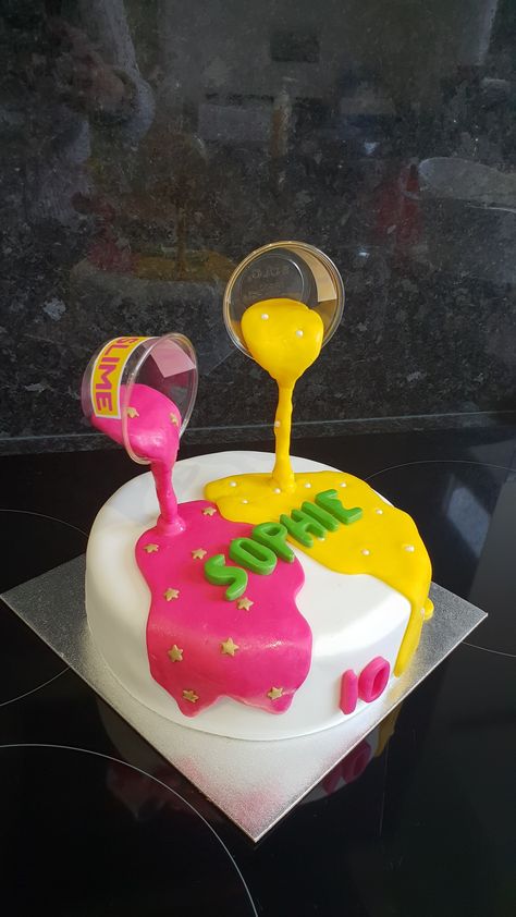 My daughter wanted a slime cake but there aren't many ideas that are simple so I came up with this floating pot idea! Slime Cupcake Ideas, Slime Inspired Birthday Cake, Slime Birthday Cake Ideas, Slime Cake Topper, Slime Party Cake Ideas, Slime Cakes Birthday Parties, Slime Cake Ideas Girl, Slime Themed Birthday Cake, Slime Cake Ideas