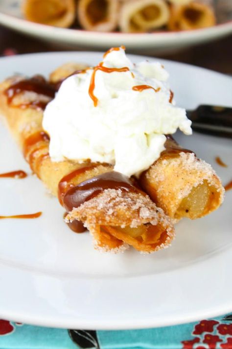 Apple Pie Taquitos would be a great end to your Mexican feast. Delicious and so good! Apple Taquitos, Apple Pie Taquitos, Skillet Apple Pie, Apple Cobbler Recipe, Taquitos Recipe, Apple Desserts Easy, Apple Cinnamon Rolls, Apple Cobbler, American Pie