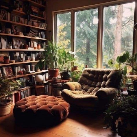 Reading Nook Ideas Living Room, Cool Reading Chairs, Window Reading Nook Aesthetic, Light Academia Master Room, Comfy Reading Room Ideas, Cozy Living Rooms Maximalist, Home Library With Daybed, Cozy Reading Rooms Home Libraries, Cozy Reading Nook Window