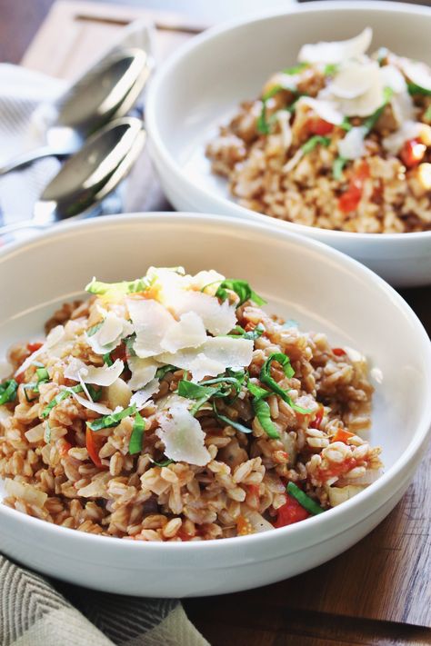 One-pot farro with tomatoes — The Pastiche One Pot Farro, Wfpb Meals, Grain Dishes, Grains Recipes, Farro Recipes, Meatless Mains, Grain Brain, Grilled Peach Salad, Cleaner Living