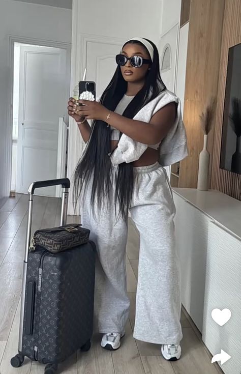 Airport Aesthetic Winter, Detty December Outfits, Comfy Airport Outfit Summer Casual, Business Class Flight Outfit, Travel Hairstyles Airplane, Plane Outfit Airport Style Comfy, Airport Outfit Black Women, Airport Style Comfy, Plane Outfit Airport Style