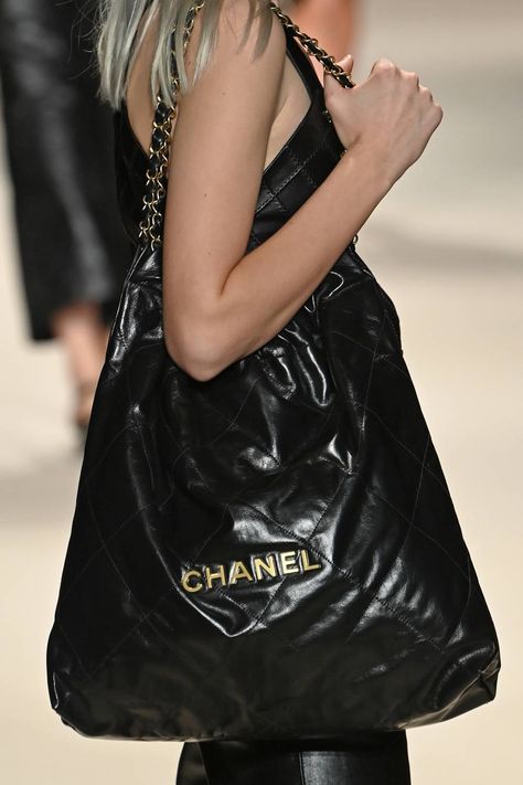 8 Biggest Handbag Trends That Will Dominate 2022 | Who What Wear UK Alexa Bag, Chanel 2021, Handbag Trends, Big Handbags, Michael Kors Fashion, Hot Bags, Shopping Chanel, Metallic Bag, Trending Handbag