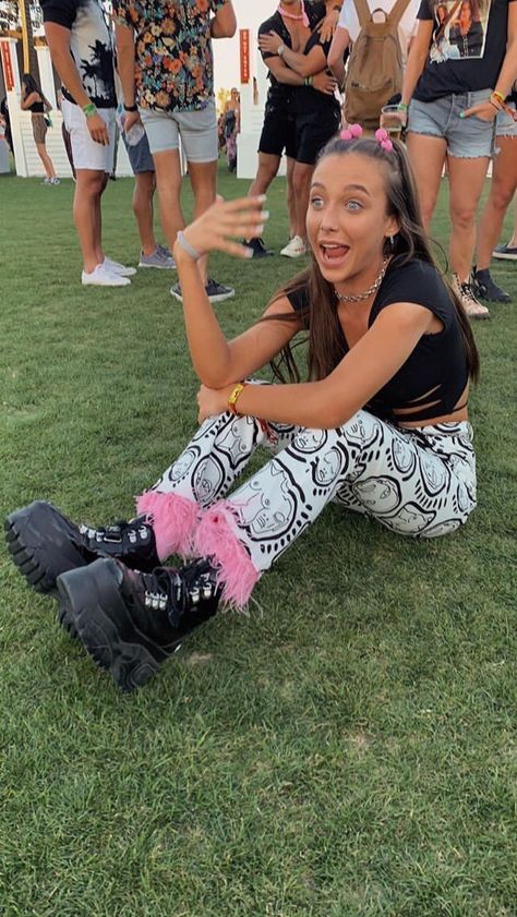 e6d8545daa42d5ced125a4bf747b3688desc35612164ri Emma Chamberlain Coachella 2019, Coachella Emma Chamberlain, Emma Chamberlain Coachella, Emma Chamberlain Outfits, Cochella Outfits, Coachella Fits, Sister Squad, Festival Fits, Festival Inspo