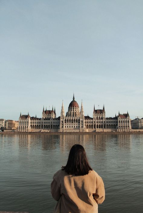 Budapest Parliament Photoshoot, Hungary Photo Ideas, Photo Ideas Budapest, Budapest Instagram Pictures, Budapest Photo Ideas Summer, Budapest Picture Ideas, Budapest Photo Ideas Winter, Budapest Pictures, Budapest Photoshoot