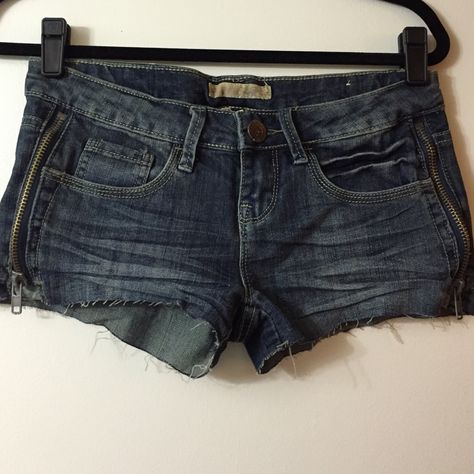 Never Worn But Tags No Longer On. Distressed Style Jean Shorts With 1" Inseam, Frayed Hems, And Zipper Detail. Mcbling Outfits, Styled Jeans, Style Jean Shorts, Shorts Design, Star Shorts, 2000s Clothes, Y2k Tops, Y2k Shorts, Star Blue