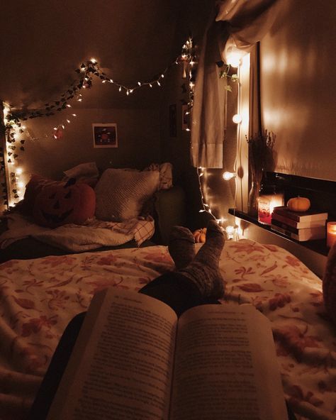 Cozy Night In Ideas, Autumn Cozy Bedroom, Cozy Book Aesthetic Bedroom, Cozy Asethic, Cozy Bedroom Books, Fall Cozy Bedroom Aesthetic, Bedroom Fall Aesthetic, Warm And Cozy Bedroom Ideas, Cozy Bookish Bedroom